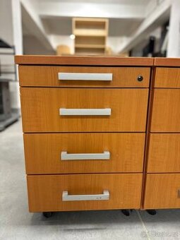 Kancelářská zásuvková skříňka na kolečkách, 4 zásuvky.