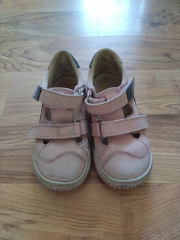 Uzavřené sandály 25