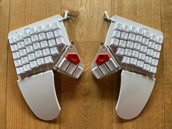 Klávesnice ZSA Moonlander Mk I s příslušenstvím