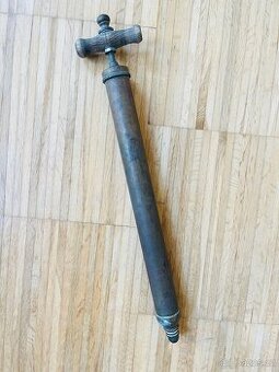 Stará mosazná pumpička na kolo