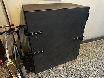 Bezpečnostní skříň na kočárek, odrážedlo, kolo