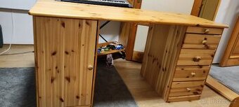 Dřevěný psací stůl