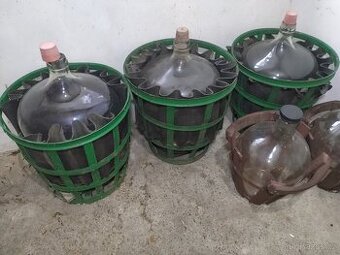 Demižony v koších