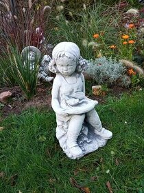 Zahradní dekorace- Pítko děvče se slamákem