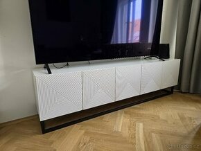 TV stolek Asha 200 cm na kovovém podstavci - bílý mat