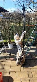 Věšák se sochou geparda