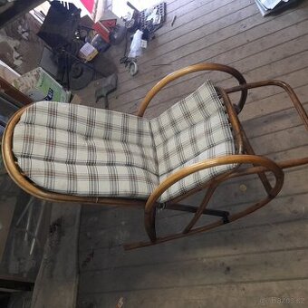 Starší houpací křeslo ratanové Thonet ?