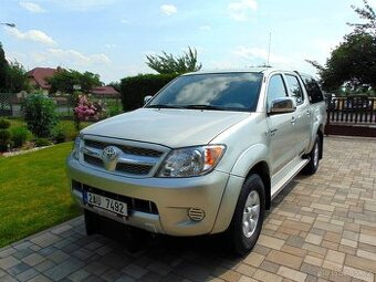 TOYOTA HILUX 2.5,4x4, PŮVOD ČR,2.MAJ.,RADLICE+SYPAČ,TAŽNÉ