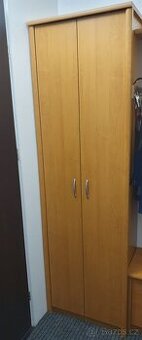 Rezervováno: Šatní skříň s poličkami
