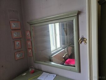 Zrcadlo v dřevěném rámu