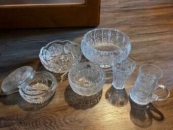 Sada broušeného skla – mísy, sklenice, dóza (celkem 7 ks)