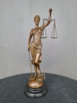 Bronzová socha bohyně Spravedlnosti