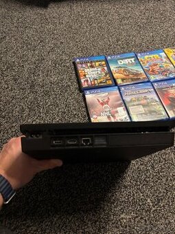 Playstation 4 500gb slim + ovladače, hry