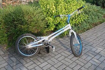 Trialové kolo značky Onza