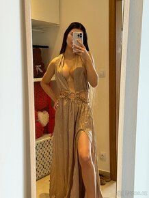Zlaté šaty FashionNova - 1