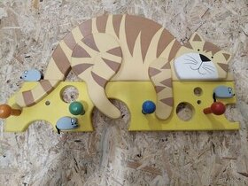 Dětský věšák dřevěný pro děti, má 4 barevné úchytky, bez vad