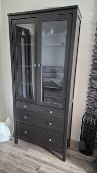Vitrína Hemnes Ikea