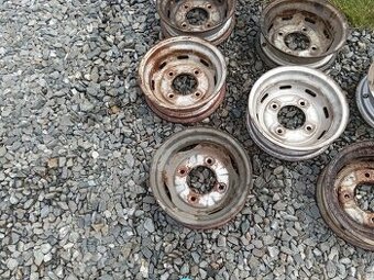 Kola trabant a železný kanystr