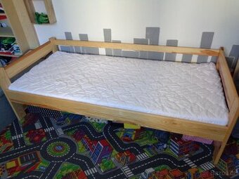 Dětská postýlka z masivu borovice 180 cm s roštem