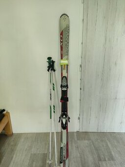 Lyže Blizzard 167cm s hůlkami. Jsou málo jeté široké hrany - 1
