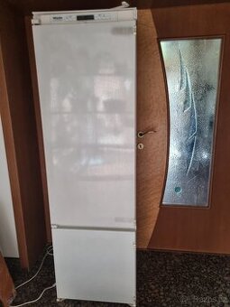 Vestavná lednice s mrazákem Miele