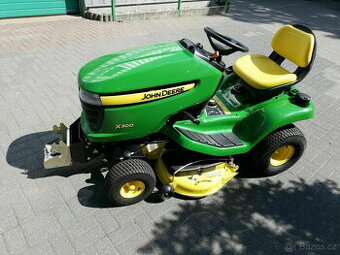 Zahradní traktor John Deere X300 a mulčovací sekačka Xtra 42