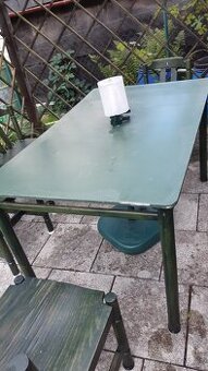 6 dřevěných židlí a stůl exteriér