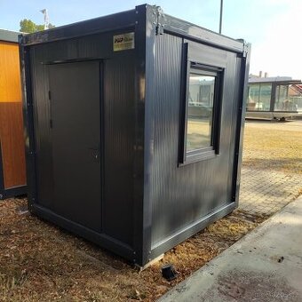 Obytný kontejner o rozměru 2,4 x 2,4 m s výdejním oknem