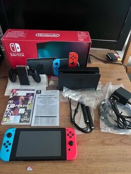 Nintendo Switch komplet + hra fotbal FIFA