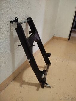 Suzuki savage 650 zadní kyvná vidlice