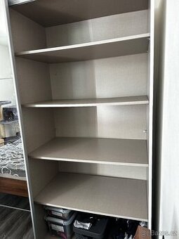 skříň s posuvnými dveřmi a zrcadlem