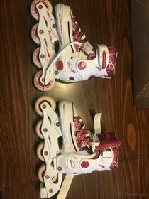 Dívčí rostoucí kolečkové brusle