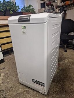 Pracka s hornim plnenim