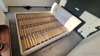 Čalouněná manželská postel s roštem 180x200