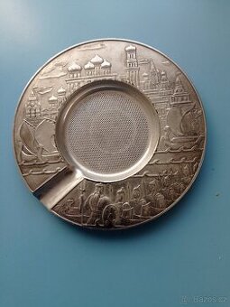 Starý kovový popelník ze SSSR