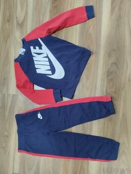 Tepláková souprava Nike vel.110/116