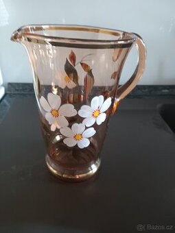 Skleněný, malovaný džbán.