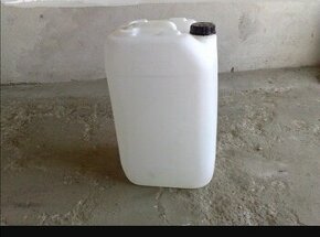 Kanystry 25 L nutno proplachnout vodou. 50 Kč kus