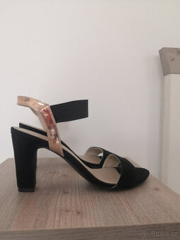 Černo zlaté sandálky na podpatku