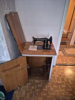 Šlapací šicí stroj