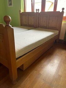 Masivní dřevěná postel