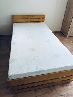 Masivní postel - 220×140 cm + matrace