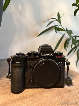 Panasonic Lumix DC-S5