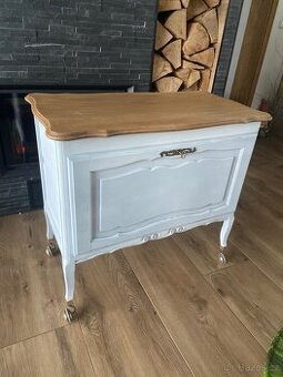 Krásný renovovaný vintage bar/komoda