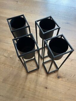 kovový stojan na květiny