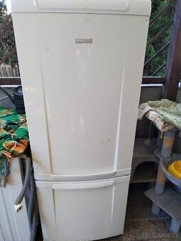 Prodám plně funkční lednici s mrazákem značky Electrolux