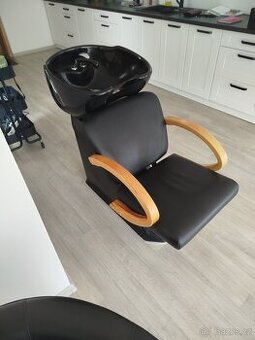 Kadeřnický mycí stolek