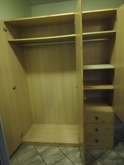 Velká šatní skříň  dekor Borovice.