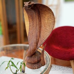dřevěná vyřezávaná velká kobra
