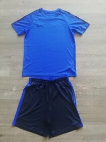 Nike triko a Nike kraťasy.